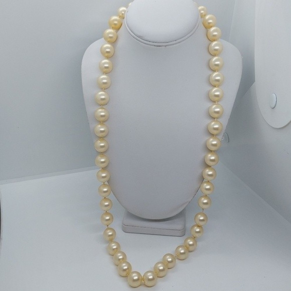Vintage chunky acrylic pearl necklace